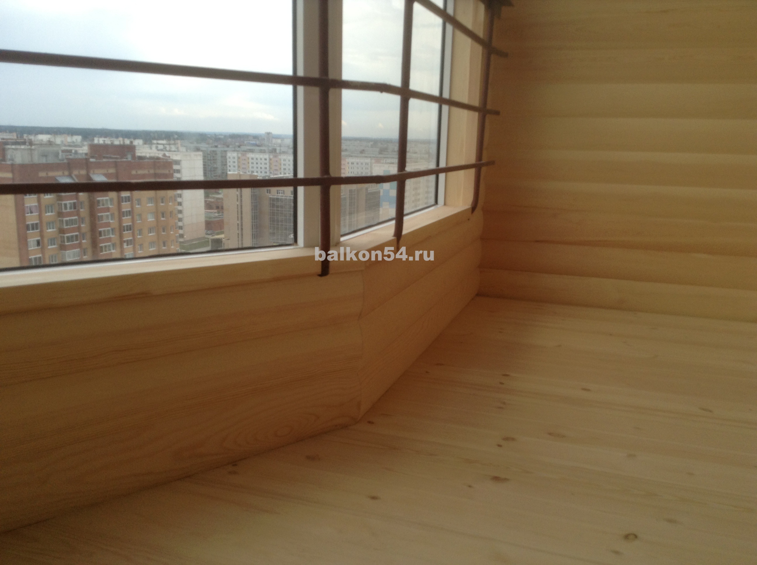Обшивка балкона блок-хаусом класса Экстра